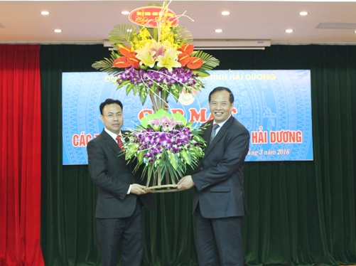 Đồng chí Nguyễn Mạnh Hiển, Ủy viên BCH Trung ương Đảng, Bí thư Tỉnh ủy, Chủ tịch HĐND tỉnh tặng hoa chúc mừng